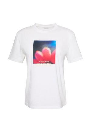 Wit T-shirt met korte mouwen met een vage rode bloemenafbeelding en gedeeltelijke Calvin Klein tekst op de voorkant in het midden.