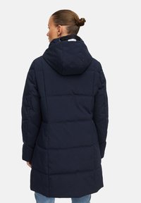 Marineblauwe gewatteerde jas met een capuchon, voorzien van een doorgestikt patroon, een cinched taille en een achterventilatie voor gemak in beweging.