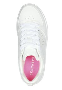 Witte sneaker met een glad leren bovenwerk, ronde neus en een textuur roze binnenzool met het "SKECHERS" logo. Vastgemaakt met witte veters.
