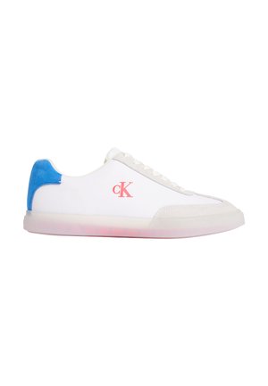 Zapatilla blanca de perfil bajo con suela translúcida, lengüeta de ante azul en el talón y logo rojo "cK" en el lateral.