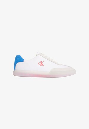 Białe niskie sneakersy z przezroczystą podeszwą, niebieską zamszową zakładką na pięcie oraz czerwonym logo "cK" po boku.