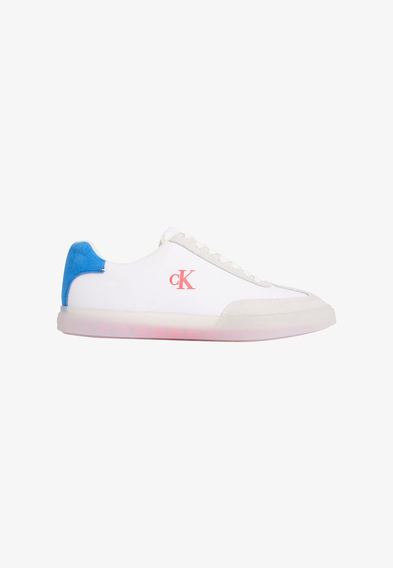 Baskets basses blanches avec semelle translucide, languette de talon en daim bleu et logo rouge "cK" sur le côté.