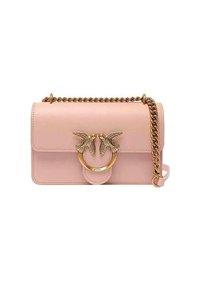 Borsa in pelle rosa con tracolla in catena dorata, caratterizzata da una chiusura circolare decorata da due design di uccelli. Texture liscia, forma rettangolare.