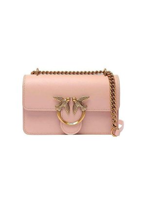 Sac à main en cuir rose avec une anse en chaîne dorée, dotée d'un fermoir circulaire orné de deux designs d'oiseaux. Texture lisse, forme rectangulaire.