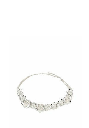 Strieborný kvetinový náhrdelník s prepojeným reťazcom a kvetinovými príveskami v tvare ruže usporiadanými symetricky vpredu.