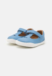Blaue Lederkinderschuhe mit abgerundeter Zehenpartie, verstellbarem Klettverschluss, Ausschnitten und weißer Gummisohle.