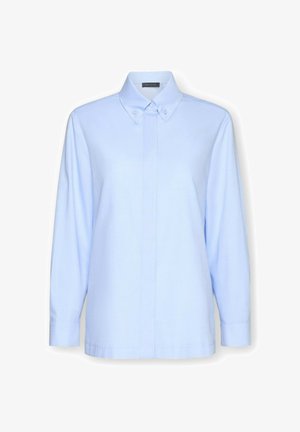 Jasnoniebieska koszula na długi rękaw z guzikami, kołnierzykiem zapinanym na guziki oraz ukrytymi guzikami z przodu, prezentowana na jednolitym białym tle.