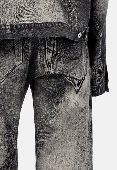 Zwarte en grijze denim jas en broek, met een gestructureerd patroon, contrasterende stiksels en zichtbare zakken met een vervaagd uiterlijk.