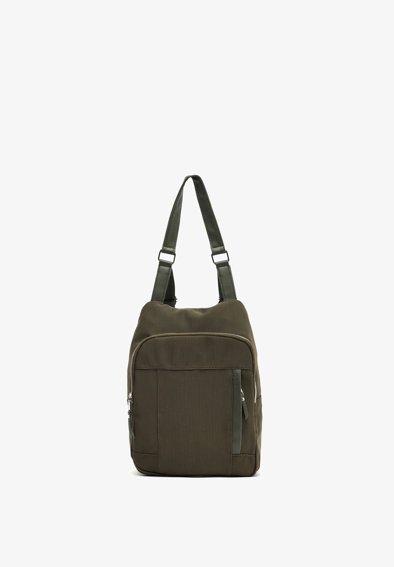 Borsa a spalla verde oliva realizzata in tessuto texturizzato. Presenta una tasca frontale con zip e spallacci regolabili. Accenti lisci e design strutturato.