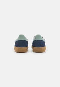 adidas Originals HANDBALL SPEZIAL - Tenisky - night indigo/hazy green/clear sky