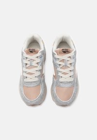 Szare i brzoskwiniowe sneakersy z siateczki z zamszowymi akcentami, z okrągłymi sznurówkami, wyściełanym kołnierzem i teksturowanymi podeszwami. Logo "HI-TEC" na języku.