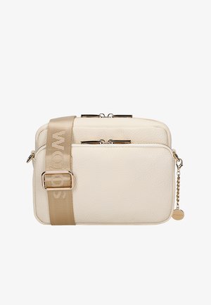 Cremfarbene Leder-Crossbody-Tasche mit zwei Reißverschlussfächern, verstellbarem beigem Riemen und metallischen Akzenten. Strukturffläche sorgt für Details.