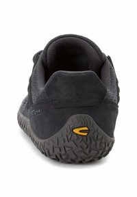 Schwarzer Sportschuh mit einer glatten Wildleder-Rückseite, strukturierten Stoffseiten und einer Gummisohle mit einem gezackten Muster und gelben Akzenten.