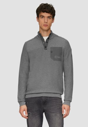Grauer Pullover mit Kragen und drei Knöpfen, ausgestattet mit einer Brusttasche in einem dunkleren Grau mit einem Logo. Strukturierter Stoff und gerippte Bündchen.