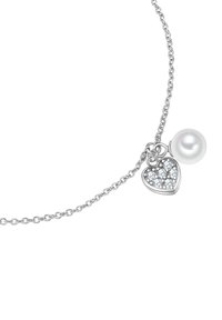 Collar de cadena de plata con un colgante en forma de corazón, acentuado con cristales y un charm de perla blanca. Diseño elegante y sencillo.