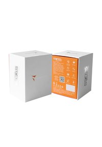 Confezione per smartwatch a forma di cubo bianco con dettagli arancioni. Il frontale presenta i loghi "STEPS" e "TECHMADE"; il retro contiene informazioni sul prodotto e un codice QR.