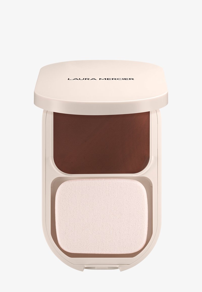 trousse de maquillage compacte avec un extérieur beige clair, une palette de poudre marron foncé et une éponge applicatrice rose doux.
