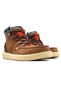 Brązowe skórzane botki za kostkę o fakturowanym wykończeniu, z czerwonymi i czarnymi sznurówkami, gumową beżową podeszwą i wyściełanym kołnierzem dla komfortu.