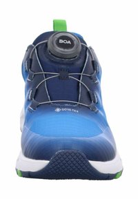 Scarpa atletica in Gore-Tex blu con tomaia texture, sistema di allacciatura BOA e suola flessibile con accenti verdi sul tallone.