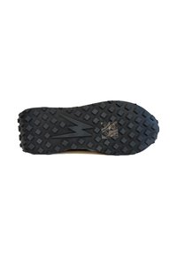 Suola di scarpa nera con motivo a scacchiera e scanalature a zigzag, mostrata su uno sfondo bianco.