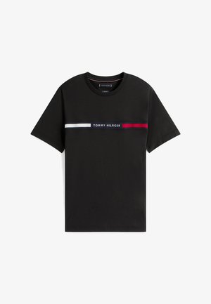 Svart kortermet Tommy Hilfiger-t-skjorte med hvite, marineblå og røde horisontale striper og merkenavnet sentrert over brystet.