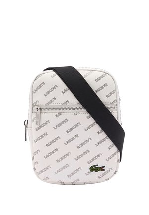 Sac bandoulière blanc Lacoste avec motif logo répétitif, emblème crocodile vert, poche avant zippée et sangle d'épaule noire réglable.