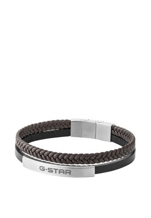 Doppellagiges braunes Lederarmband mit einem geflochtenen Band, einem flachen Band und einem silbernen Verschluss sowie einer Gravurplatte mit G-STAR.
