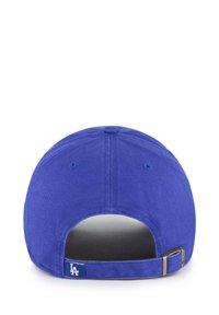 Blaues Baseballcap mit gebogenem Schirm, тканевый текстур, verstellbarem Riemen auf der Rückseite und gesticktem Logo in Weiß an der Seite.