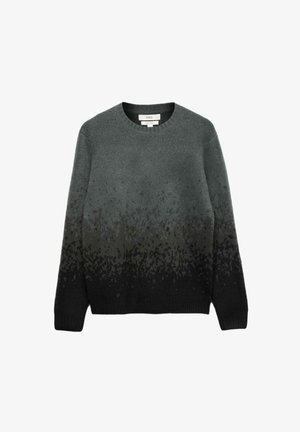 Szary sweter z gradientowym wzorem, przechodzącym od jasnoszarego na górze do czarnego na dole. Wykonany z miękkiej, teksturowanej tkaniny.
