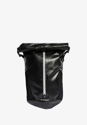 Schwarzer wasserdichter Rucksack mit Rollverschluss, zentralem Reißverschlussfach und reflektierenden Akzenten. Strukturierte Oberfläche mit minimalistischem Design.
