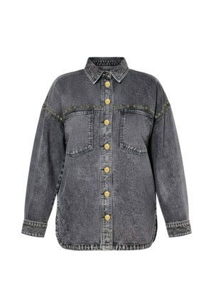 Gråvasket denimjakke med guldknapper, to brystlommer, lange ærmer og dekorative messingnitter på brystet og skuldrene.