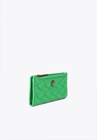 Groene gewatteerde portemonnee van glad materiaal, met een gouden hardware accent en een ritssluiting. Compact rechthoekig van vorm.