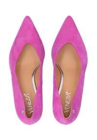 Růžové semišové baleríny s špičatou špičkou mají výřezový design a kovové akcenty na vnitřní straně. Na stélce je vytištěno jméno značky "VENEZIA."