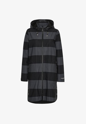 Capa impermeable a rayas negras y grises con capucha, cremallera frontal completa y bolsillos laterales. Presenta cordones ajustables y una textura suave.