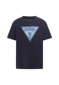 Navyblauwe katoenen T-shirt met een driehoekige denimpatch met de tekst "GUESS" en "WASHED JEANS", en een verweerd afwerking aan de randen.