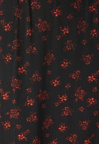 Schwarzes Kleid aus Stoff mit rotem Blumenmuster; weist eine strukturierte Oberfläche mit dezenten vertikalen Linien auf. Das Design ist leicht und fließend.