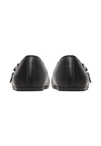 Schwarze Lederhalbschuhe mit runder Zehenpartie, ausgestattet mit einer glatten Oberfläche, dekorativen Nieten entlang der Naht und einem minimalistischen Design.