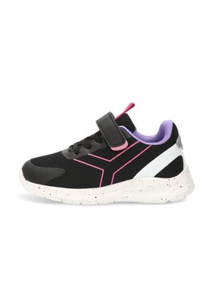 Zapatilla infantil negra y rosa con suela blanca salpicada, interior morado, cierre de cordones y una sola tira de velcro.