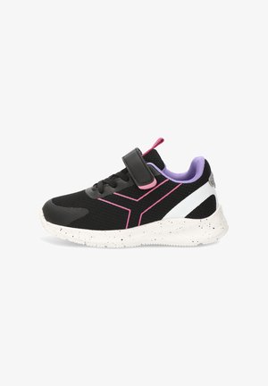 Zapatilla infantil negra y rosa con suela blanca salpicada, interior morado, cierre de cordones y una sola tira de velcro.