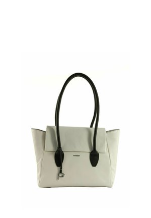 Sac à main en cuir blanc avec poignées noires, fermeture à rabat et petit charm argenté suspendu à une poignée.