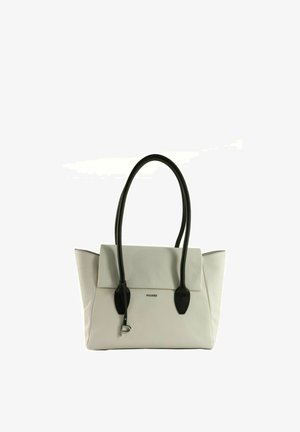 Sac à main en cuir blanc avec poignées noires, fermeture à rabat et petit charm argenté suspendu à une poignée.
