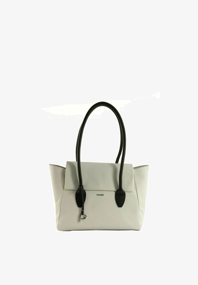 Sac à main en cuir blanc avec poignées noires, fermeture à rabat et petit charm argenté suspendu à une poignée.