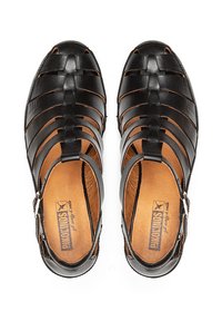 Schwarze Ledersandalen mit offenem geflochtenem Design, verstellbarem Knöchelriemen und hellbraunem Innenfutter. Flache Sohle mit leichtem Profil.