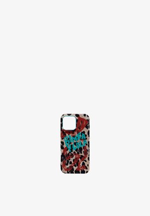 Funda de teléfono con un estampado de leopardo beige y acentos en rojo y turquesa, que incluye un lazo y el texto que dice "BIMBA VIOLA".