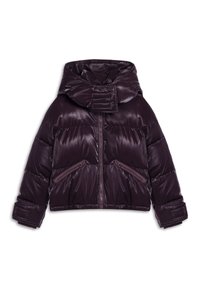 Une veste courte et gonflante de couleur violet profond, avec un col haut, une fermeture éclair à l'avant et deux poches latérales zippées. Texture lisse et brillante.