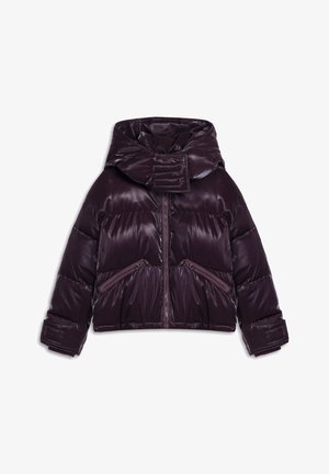 Une veste courte et gonflante de couleur violet profond, avec un col haut, une fermeture éclair à l'avant et deux poches latérales zippées. Texture lisse et brillante.