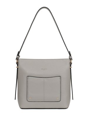 Szara skórzana torba na ramię z przednią kieszenią, cienkim paskiem i subtelnymi złotymi detalami, o ziarnistej fakturze.