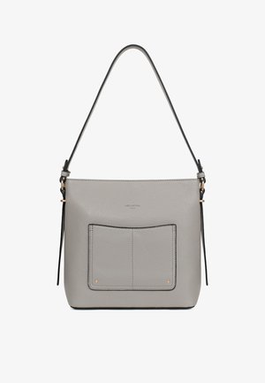 Grijze leren schoudertas met voorvak, smalle riem en subtiele gouden hardwaredetails, met een korrelige textuur.