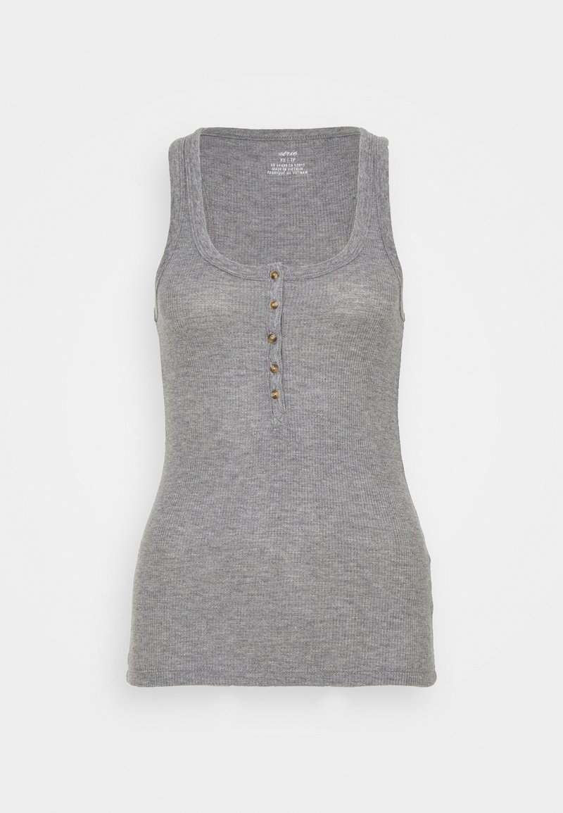 Grå ribbad tanktop med rund halsringning, fem knappdetaljer fram och en figurnära passform. Tillverkad av mjukt bomullsmaterial.