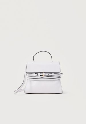 Weiße Lederhandtasche mit Handgriff oben, Vorderklappe und dünnem verstellbarem Gürtel-Detail vor hellem, einfarbigem Hintergrund.